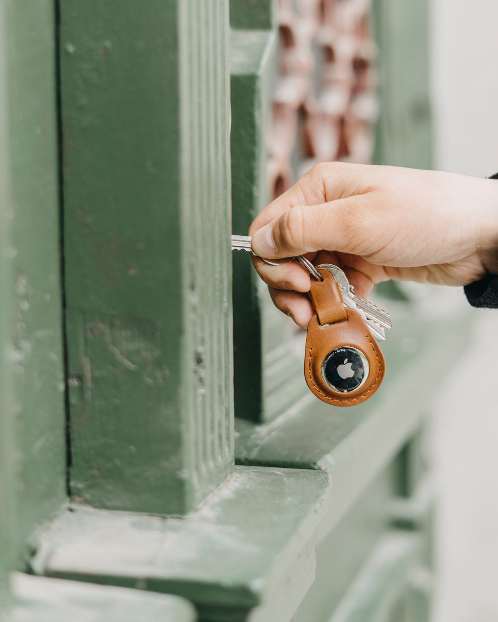 Apple AirTag Leather Keychain Souma Leather honey in use