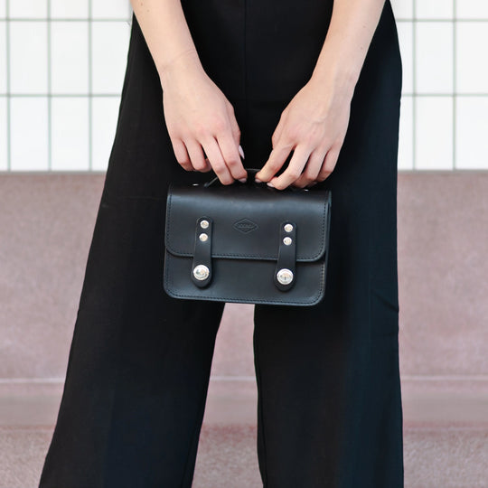 Mini briefcase - Minnie Souma Leather black, holding