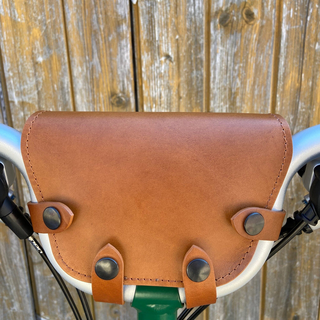 Brompton Bag for handlebars Souma Leather Honey brass close-up