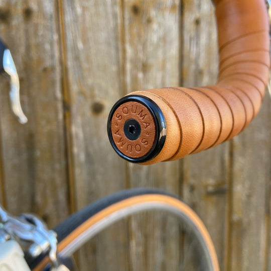 Bar end plug for leather handlebar tape honey, plug close-up