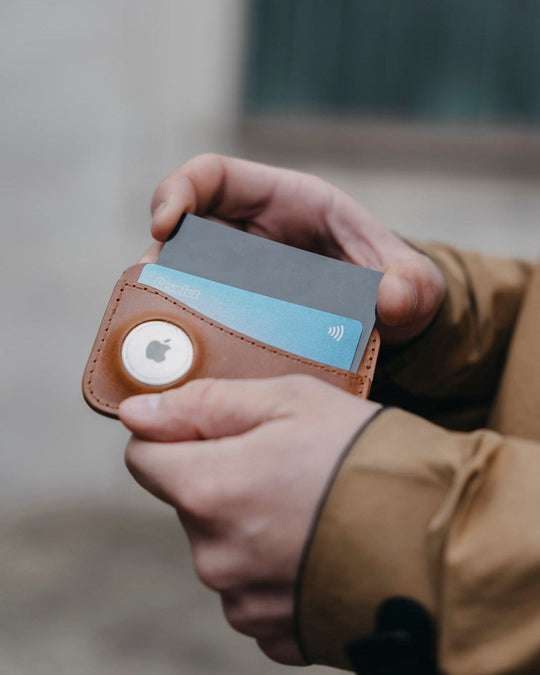 Apple AirTag Leather Wallet - Handmade card wallet with pocket for Apple AirTag - Wallets & Money Clips - Souma Leather