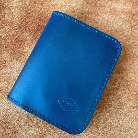 Apple AirTag Leather Bifold Wallet Souma Leather Blue, logo detail