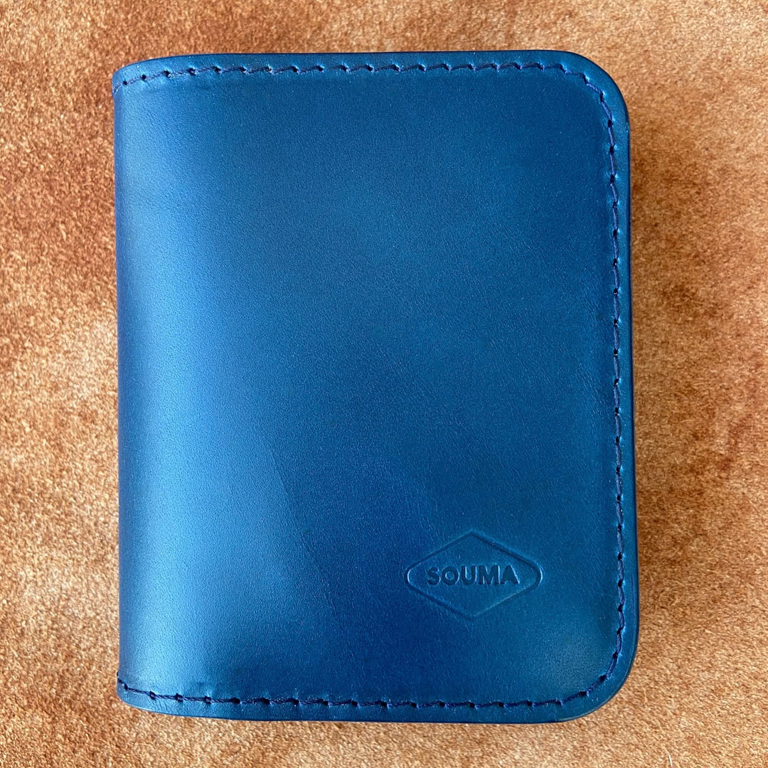 Apple AirTag Leather Bifold Wallet Souma Leather Blue, close-up