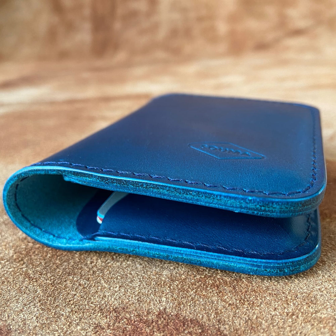 Apple AirTag Leather Bifold Wallet Souma Leather Blue, side detail